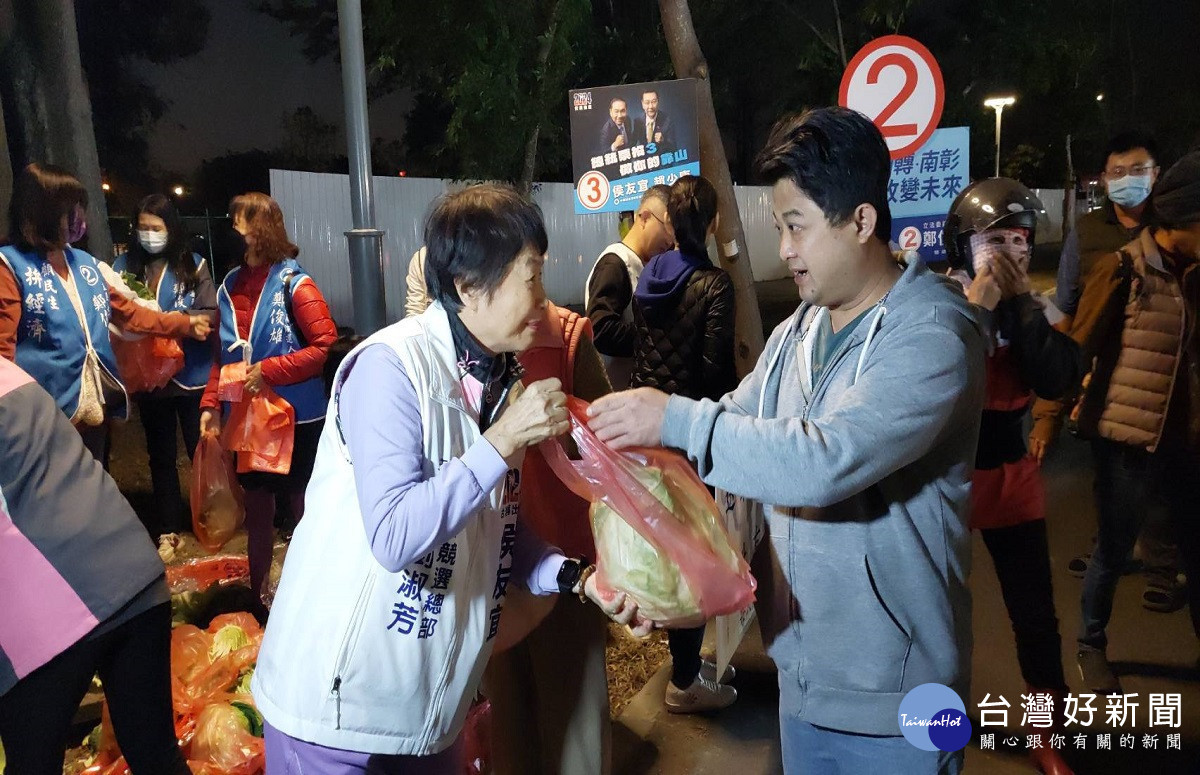 菜土菜金菜賤傷農!政府忙輔選不顧民生 議員劉淑芳夜市「送菜迎侯康民生有靠山」