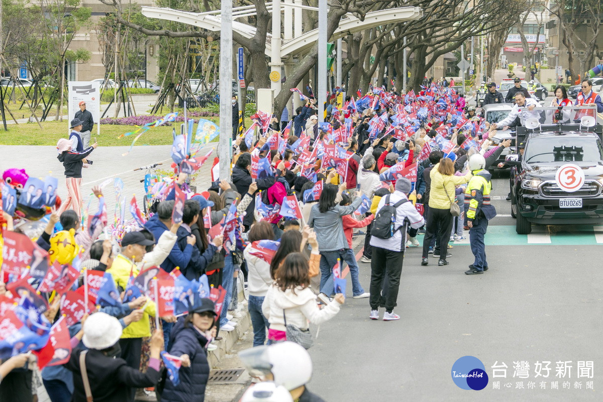 國民黨總統候選人侯友宜桃園、中壢地區車掃拜票,民眾夾到歡迎熱情相挺。<br /><br />
