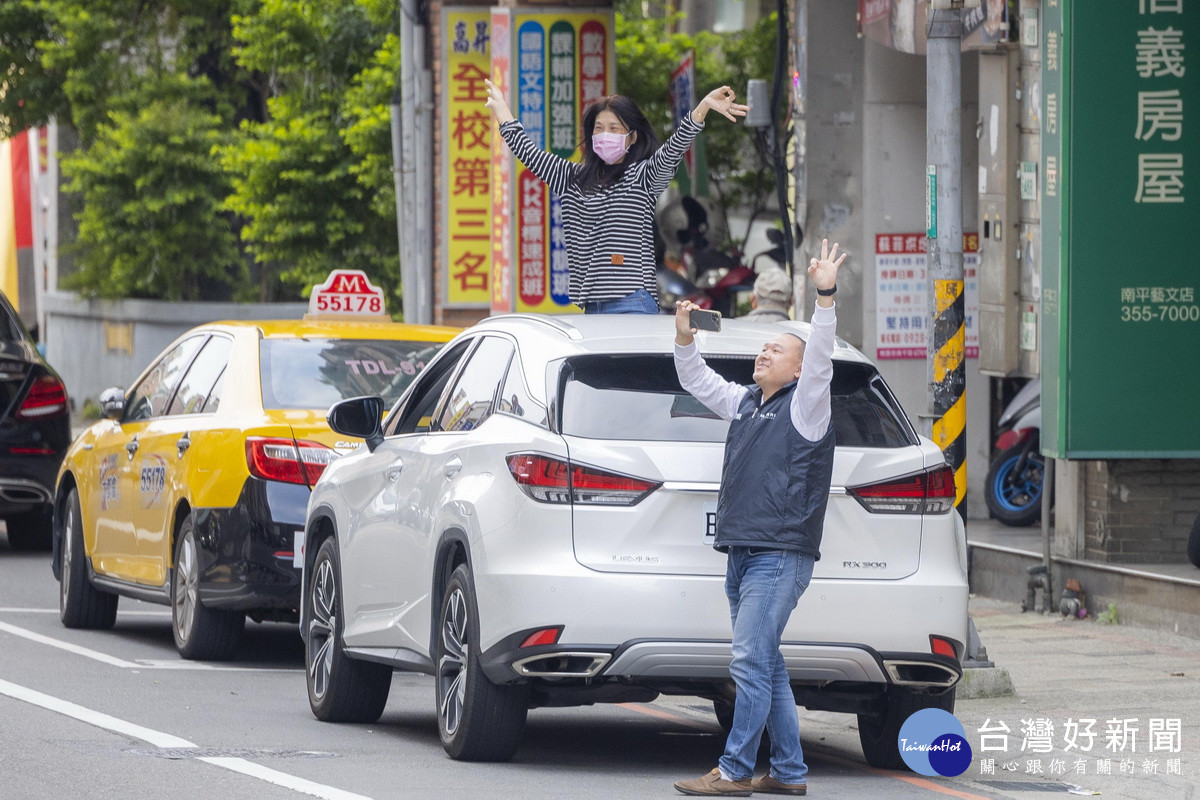 國民黨總統候選人侯友宜桃園、中壢地區車掃拜票,民眾夾到歡迎熱情相挺。<br /><br />