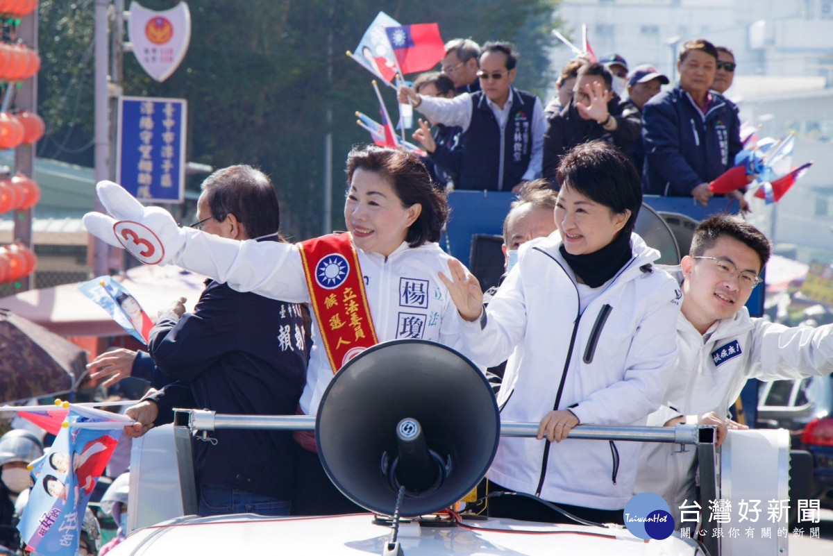 台中市長盧秀燕陪同楊瓊瓔車隊掃街潭子地區。