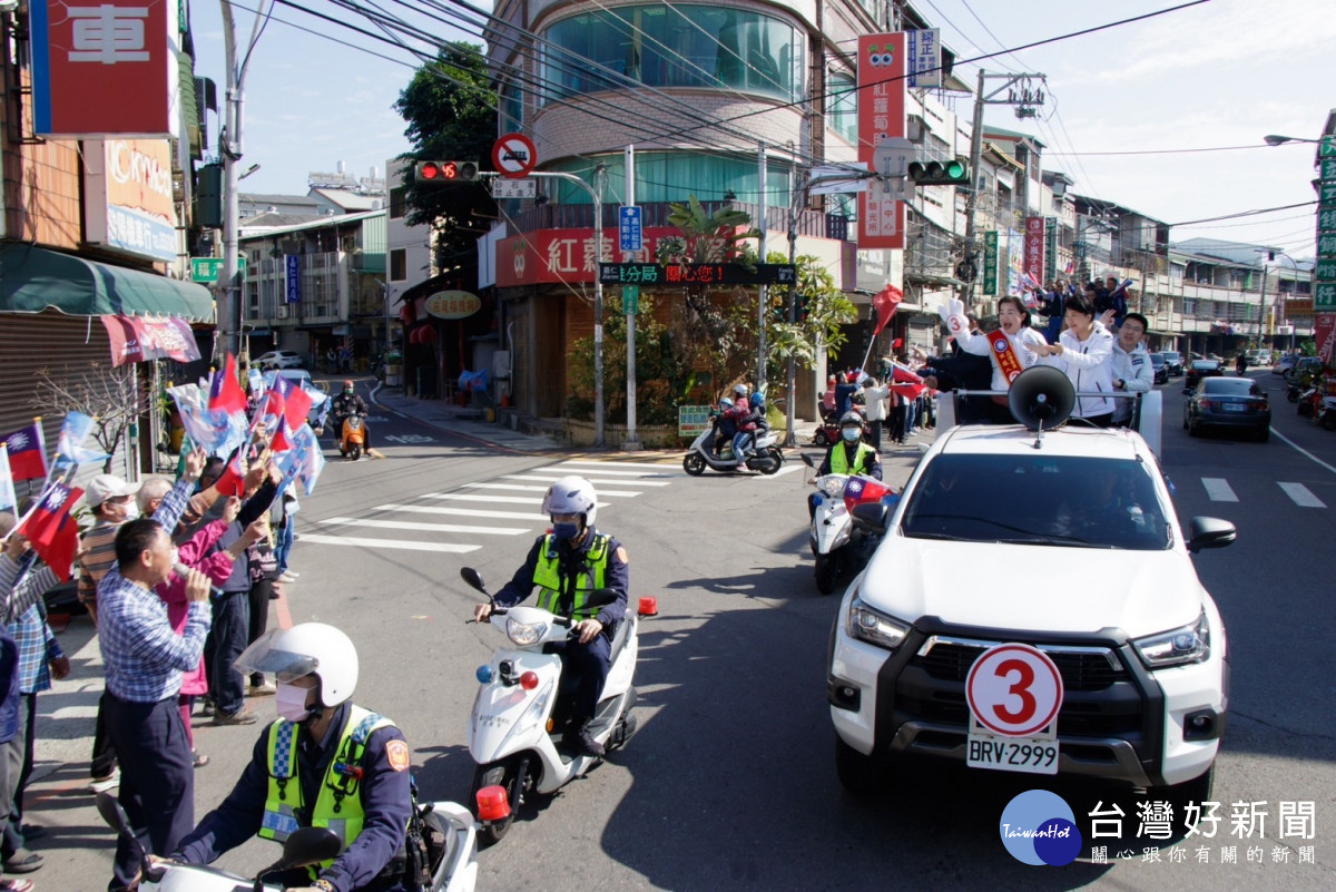 盧秀燕、楊瓊瓔車掃沿途路口都有支持者揮舞國旗與競選旗幟,表達堅定支持。