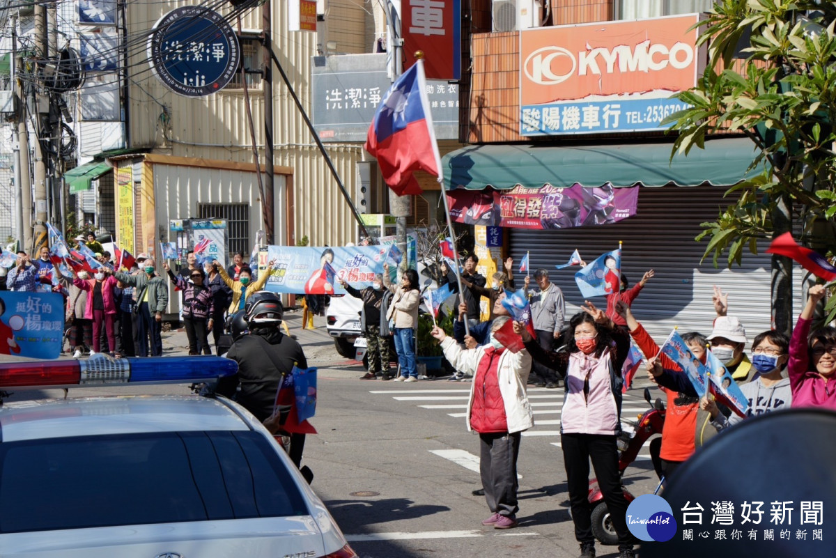 盧秀燕、楊瓊瓔車掃沿途路口都有支持者揮舞國旗與競選旗幟,表達堅定支持。