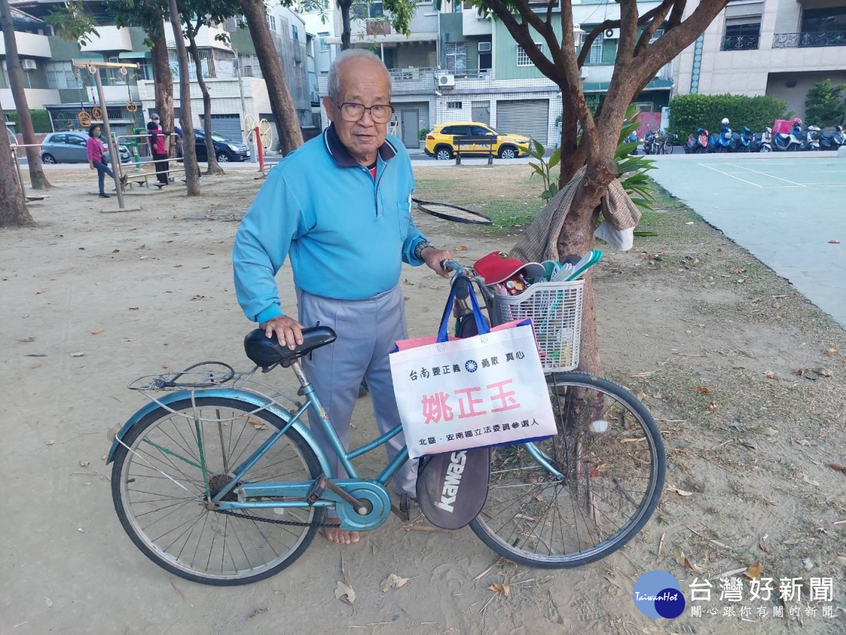 姚正玉爸爸的老同事李瑞忠,騎著單車將姚正玉的文宣袋掛在車上,當走動式廣告。