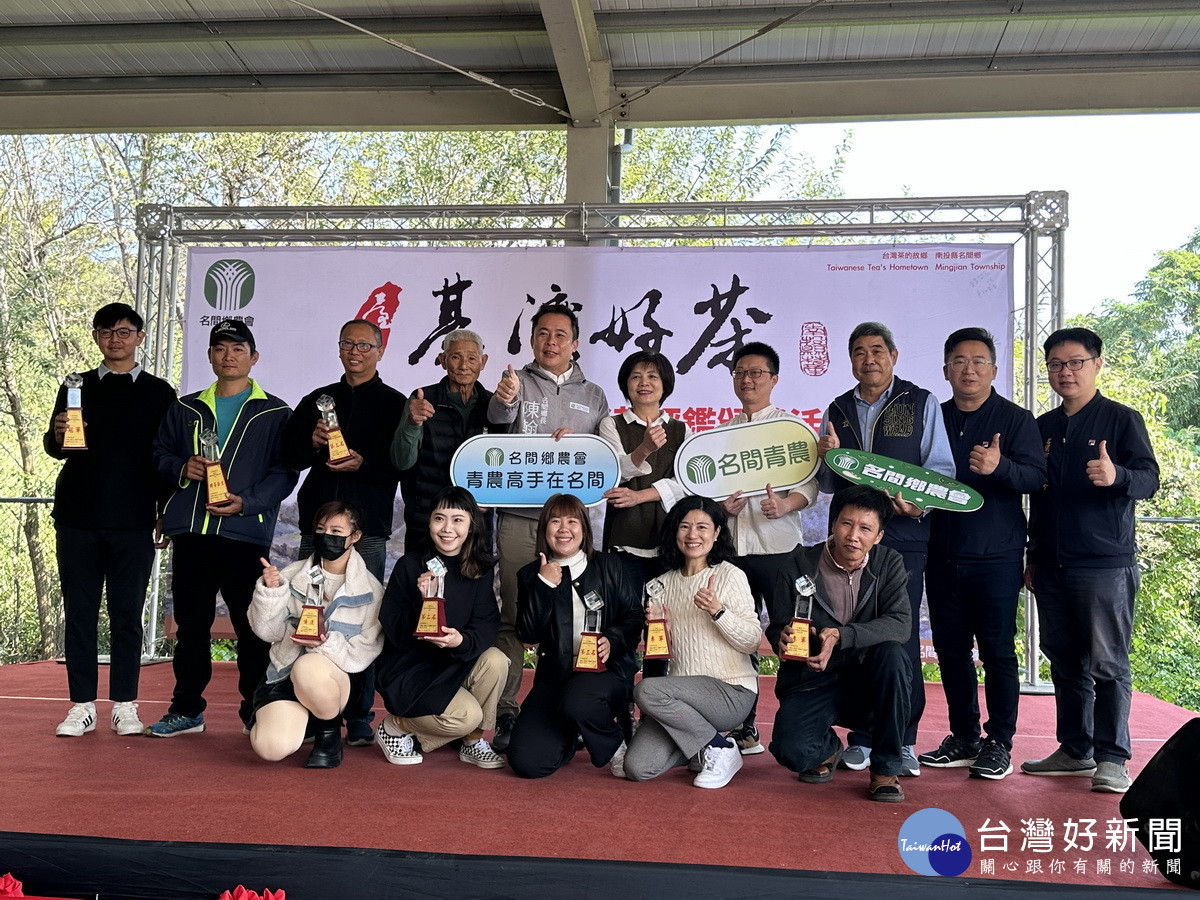 10餘青農分獲各項競賽獎一同表揚。(記者扶小萍攝)