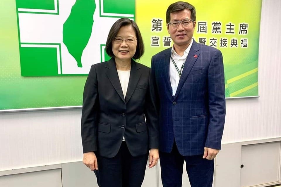 拚連任的民進黨立委羅致政,日前才因被爆出不雅影片外流,今網路又流出一份疑似他與總統蔡英文的41分鐘對話。翻攝羅致政臉書