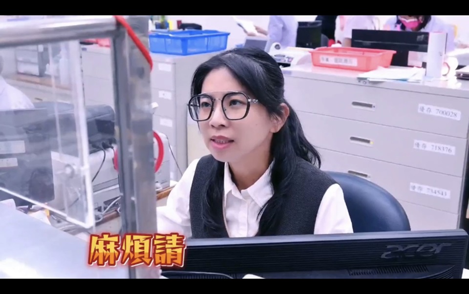 ▲圖說:臺銀美女行員冷靜應對拖住搶匪時間,意外成為微電影亮點 (圖/台中市政府提供)