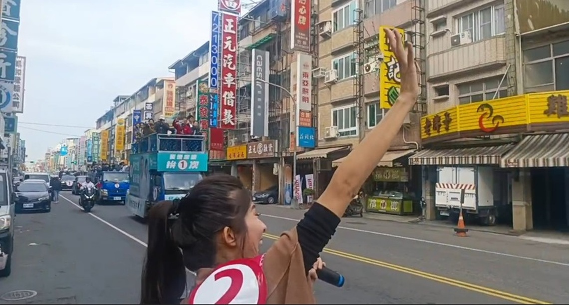李明璇市場掃街巧遇柯文哲車隊 柯p麥手大喊:唯一的璇擇李明璇