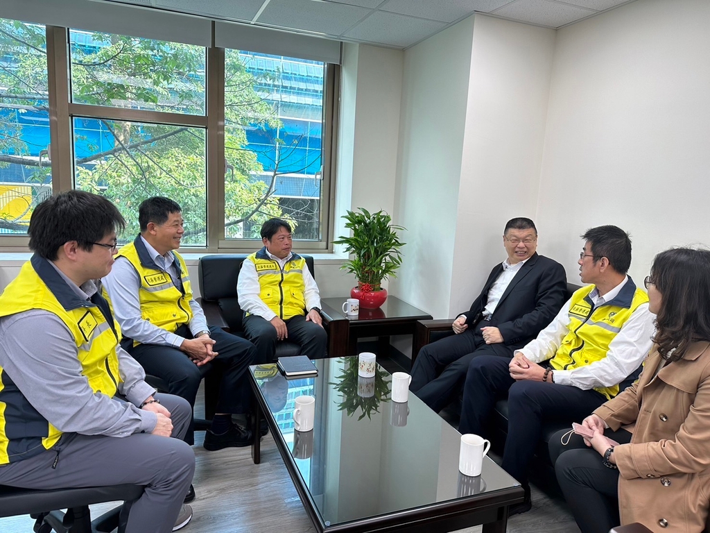 杜微拜訪安全科，了解實務運作情形，並以座談方式和大家交換意見。（圖：臺鐵公司）