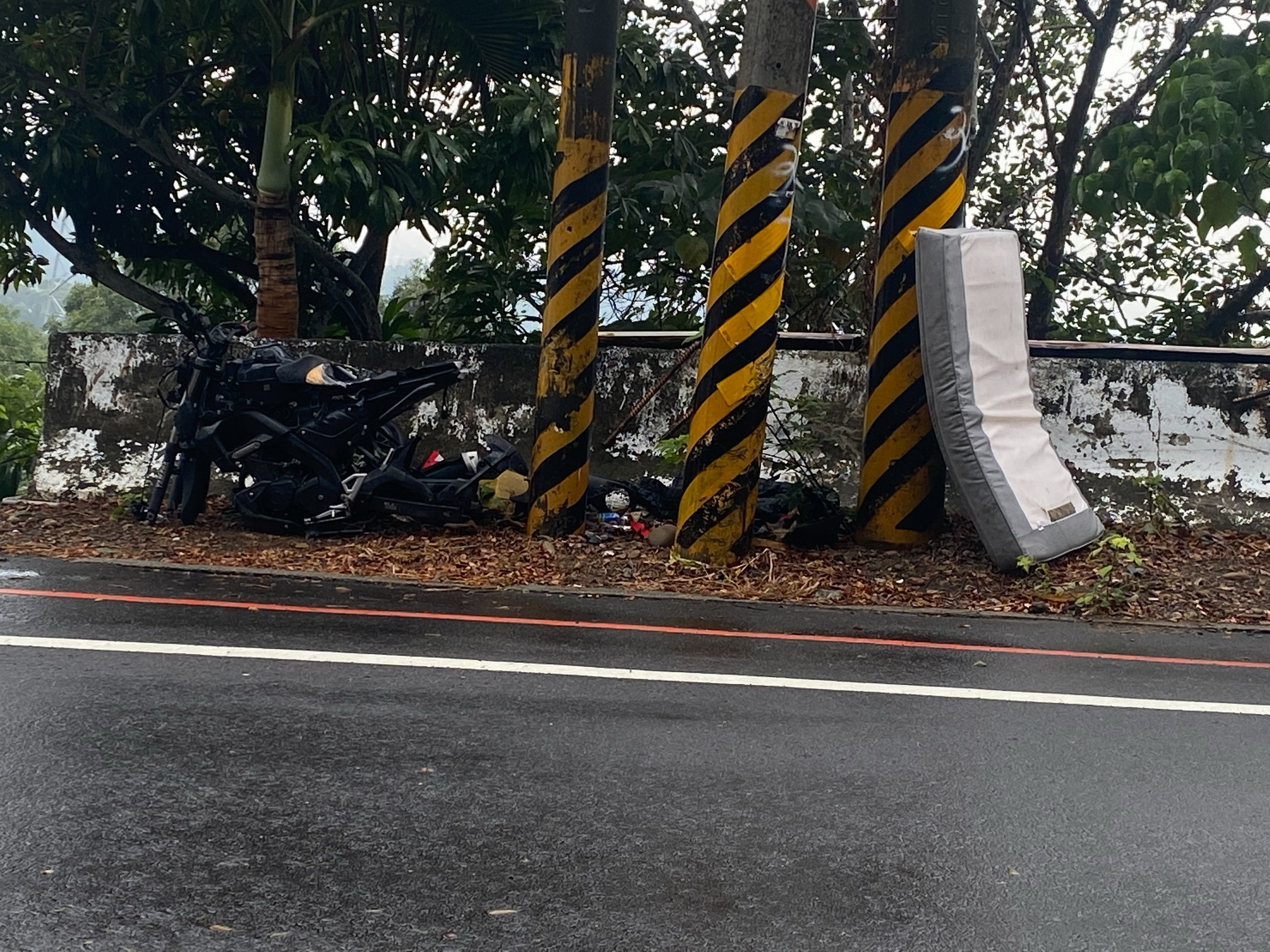 ▲彰139線7.2K '死亡彎道」處，眼尖車友發現在這危險路段的電線桿前擺放了一塊大床墊，有民眾笑稱這張床墊是防撞新招。（記者張溎壕攝）