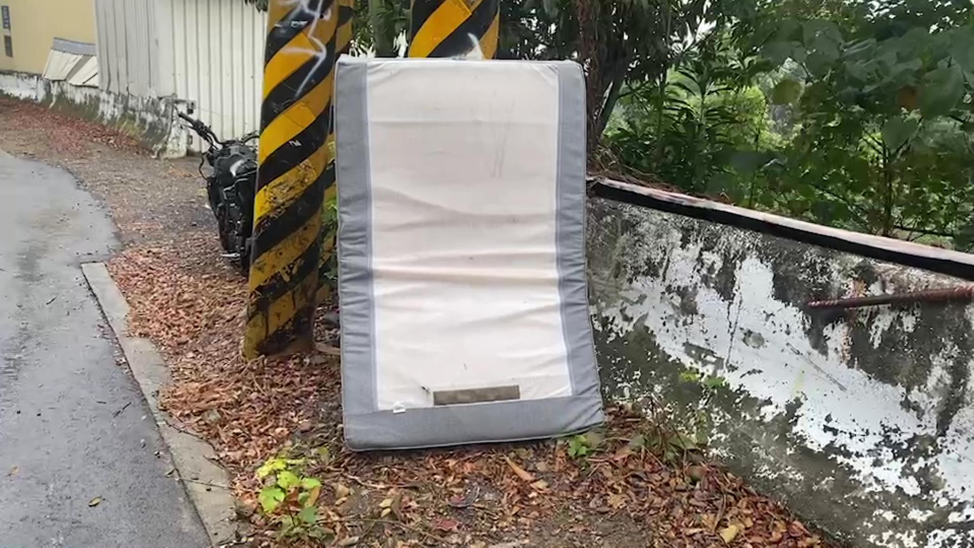 ▲彰139線7.2K '死亡彎道」處，眼尖車友發現在這危險路段的電線桿前擺放了一塊大床墊，有民眾笑稱這張床墊是防撞新招。（記者張溎壕攝）