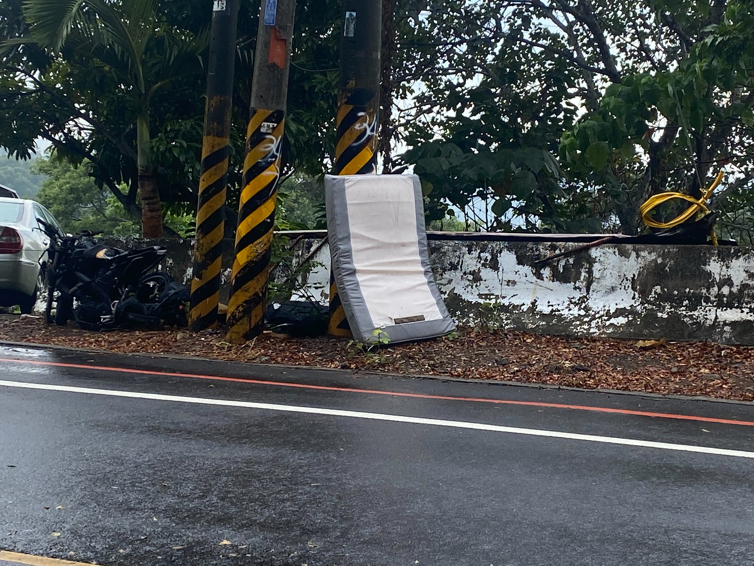 ▲彰139線7.2K '死亡彎道」處，眼尖車友發現在這危險路段的電線桿前擺放了一塊大床墊，有民眾笑稱這張床墊是防撞新招。（記者張溎壕攝）
