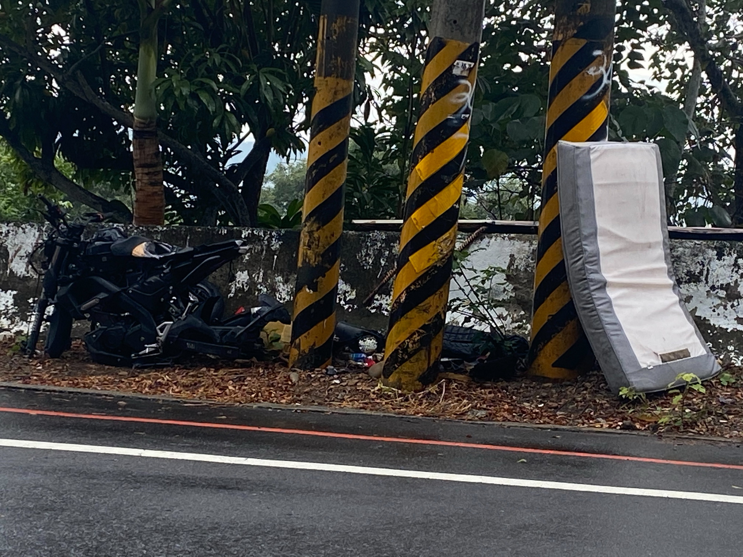 ▲彰139線7.2K '死亡彎道」處，眼尖車友發現在這危險路段的電線桿前擺放了一塊大床墊，有民眾笑稱這張床墊是防撞新招。（記者張溎壕攝）