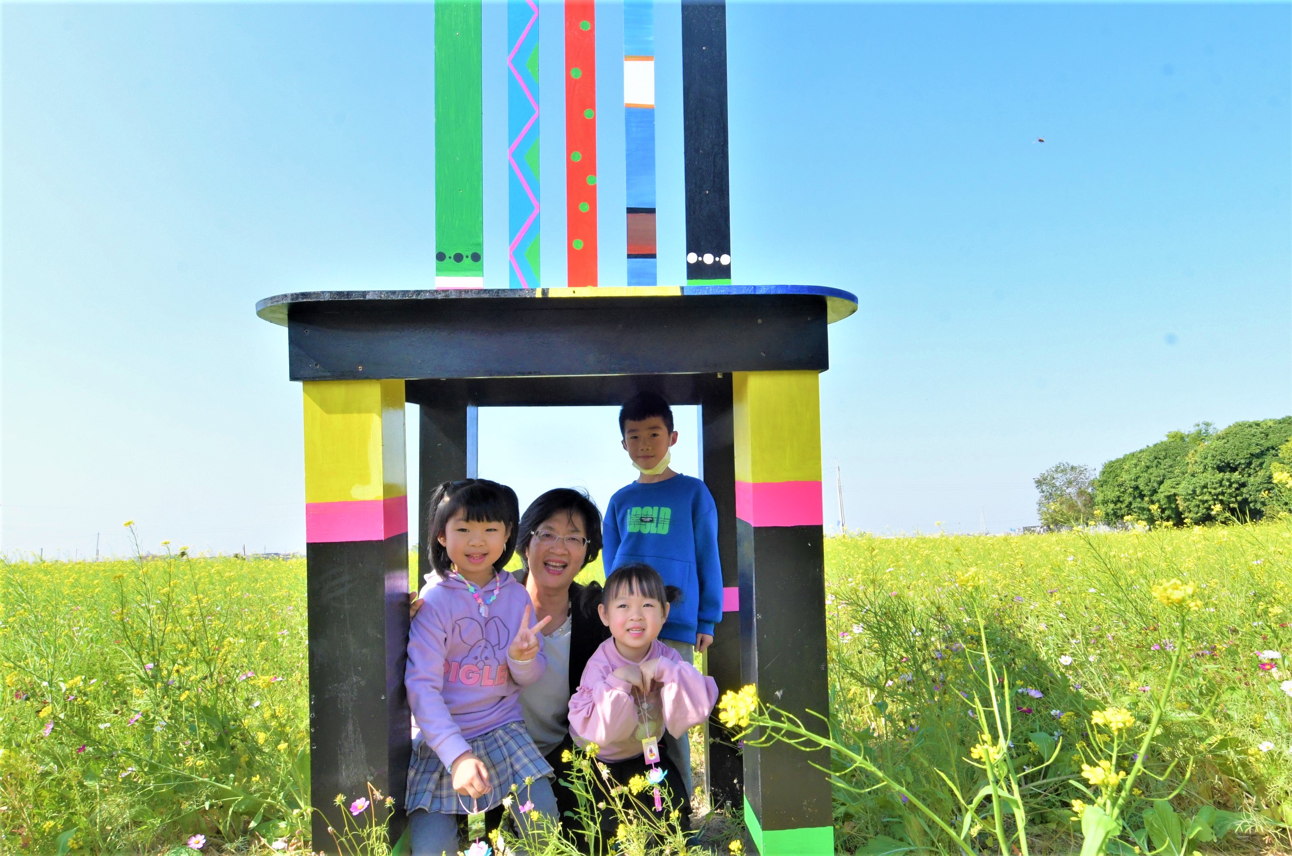 ▲埔鹽鄉南新社區發展協會舉辦「2024南新農村花海藝術節」,農田經過巧妙改種,讓向日葵、波斯菊等綻放成為繽紛花海,呈現出美不勝收的景象。(記者張溎壕攝)