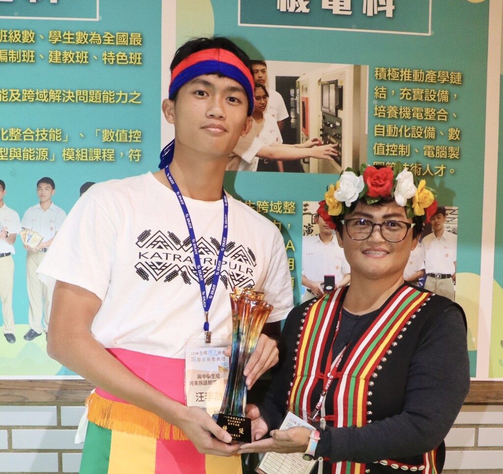 ▲汪李劼常與媽媽及外婆以阿美族語對話，也會在部落聽耆老說故事、接受山林教育的薰陶。（高雄市政府教育局提供）