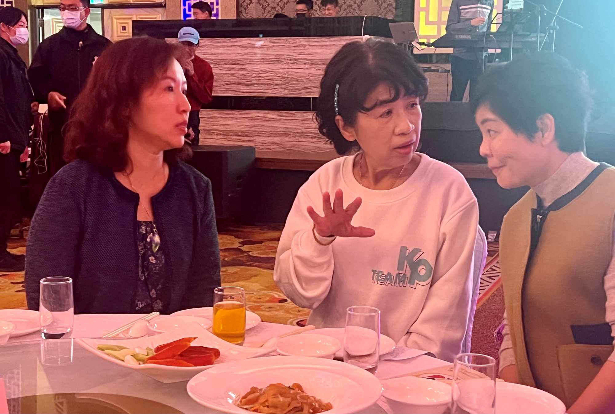 ▲民眾黨總統候選人柯文哲夫人陳佩琪（中）出席台灣愛與希望國際關懷協會年度感恩餐會。（記者程啟峰攝）