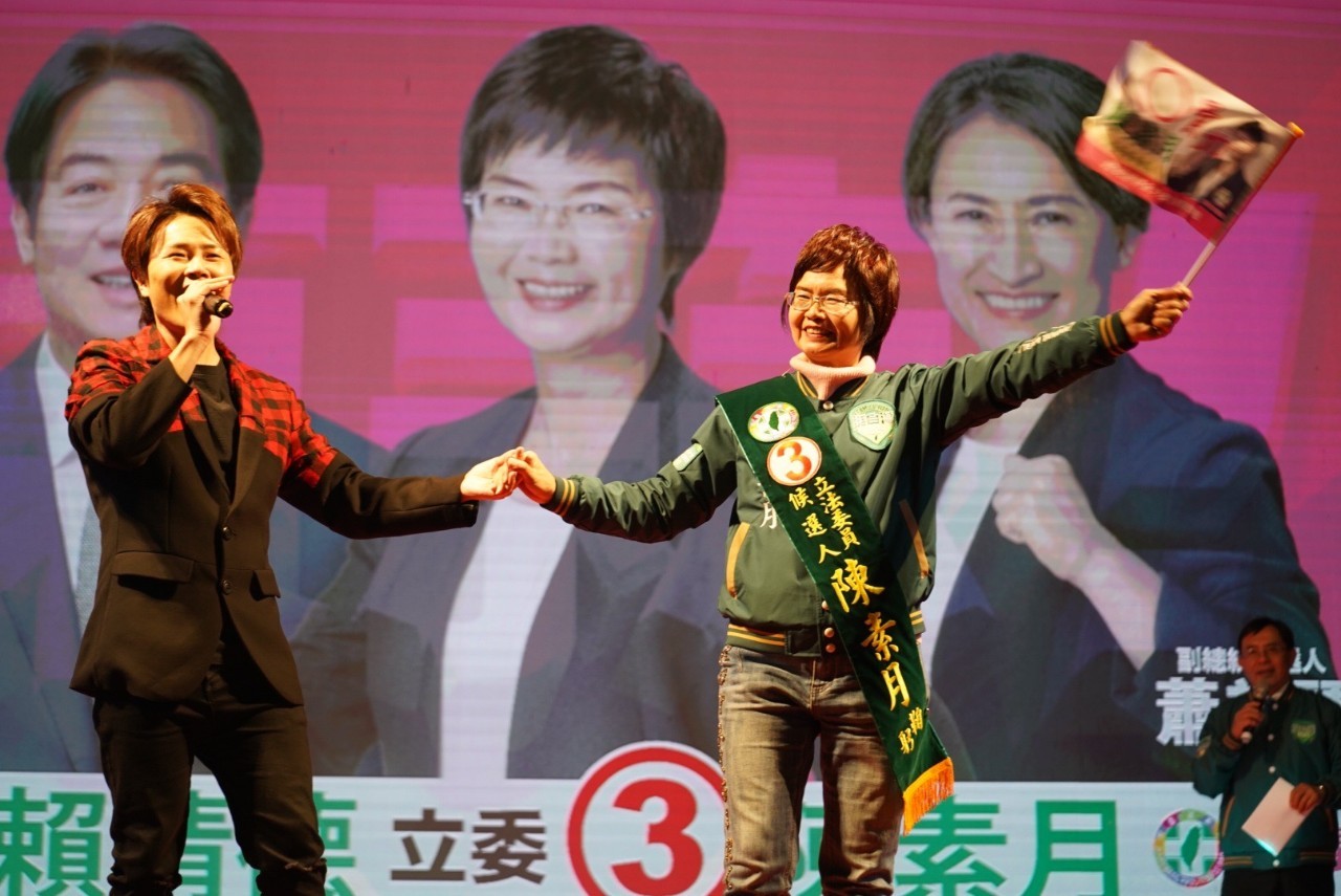 ▲彰化縣第四選區立委候選人陳素月舉辦「美德贏台灣音月會」,邀請金曲巨星助陣,這場「美德贏台灣音月會」凝聚了熱愛台灣的支持者,也展現了支持者的熱情。(陳素月競總提供)