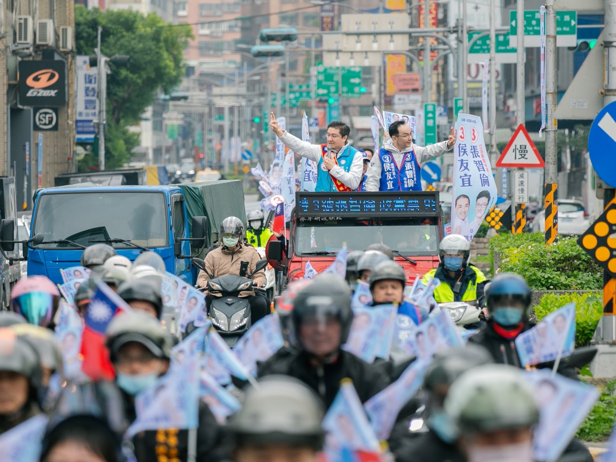 陪同張智倫中和車掃　朱立倫呼籲選民不受抹紅、抹黑影響