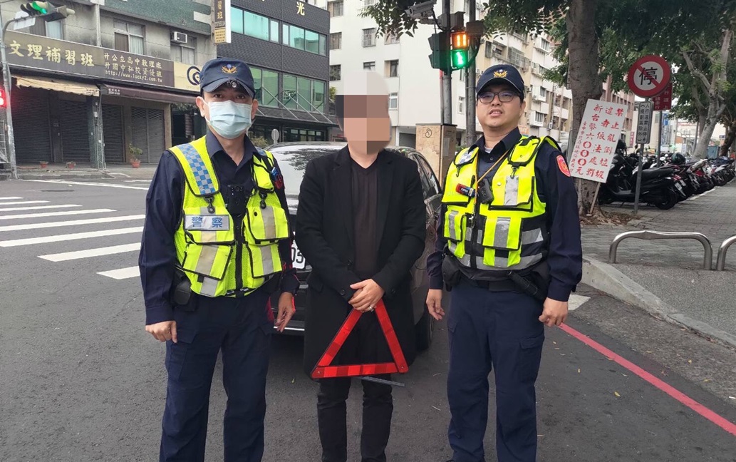 ▲圖說：民權所員警化身浩克，將張男拋錨車輛推到路旁安全處，即時化解危機 （圖／台中市政府提供）