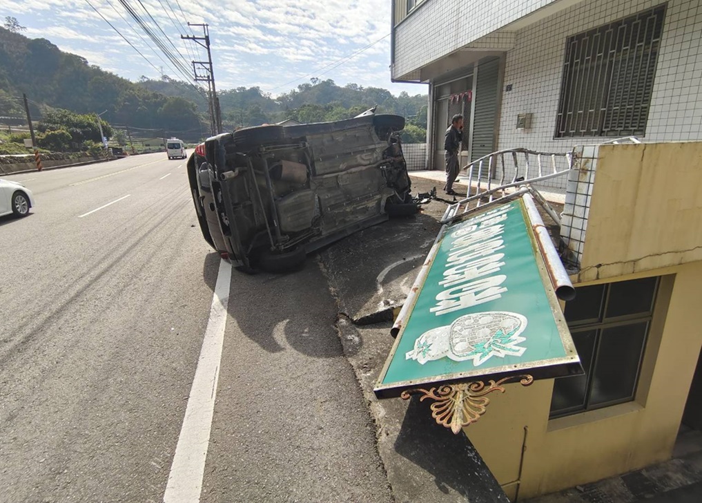 ▲圖說:苗栗台3線發生自小客車自撞路旁草莓園招牌事故,警方獲報緊急馳援 (圖/苗栗縣政府提供)