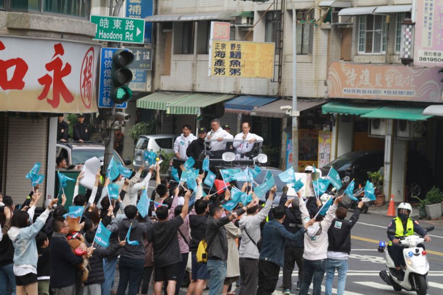 柯黑也響應白紙運動!柯高雄車掃 民眾舉支持柯文哲加速統一 240 柯黑也響應白紙運動!柯高雄車掃 民眾舉支持柯文哲加速統一 239