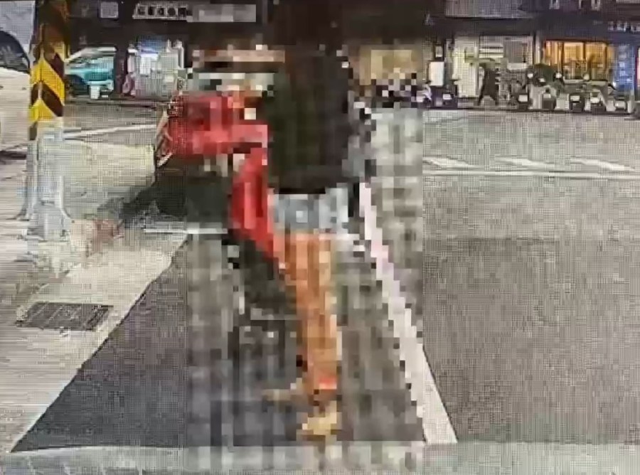 推嬰兒車佔停車格 不滿被趕竟比中指被控妨害名譽 218 cnews204240107a03
