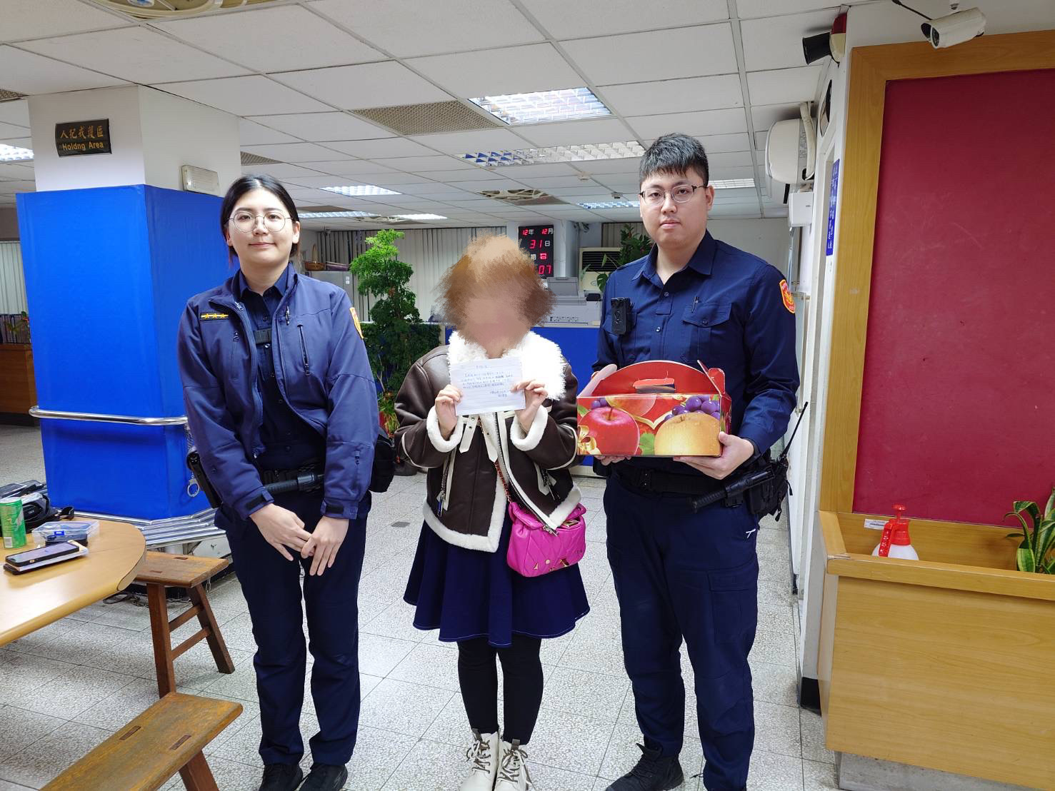 民眾帶著水果及手寫卡片向員警致謝。(記者宋紹誠翻攝)