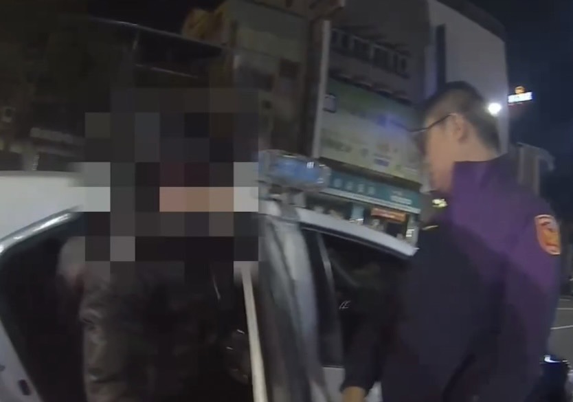 男子騎車酒測超標遭逮 妻仍酒醉不醒 無奈跟警訴苦。〈圖／記者蔡宗武翻攝〉