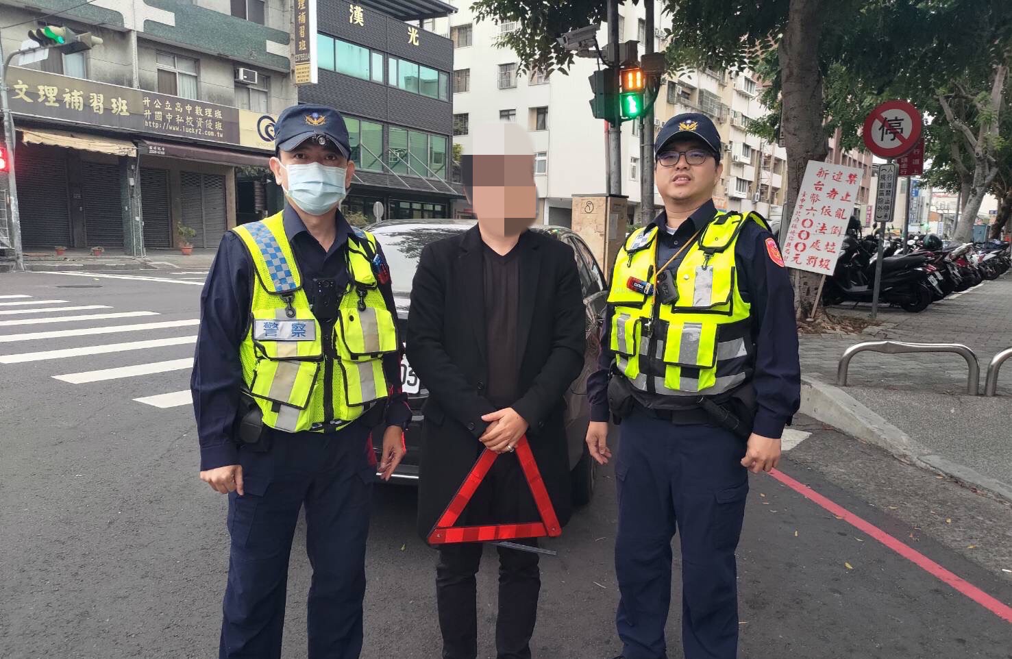 張姓男子（71年次）車子沒電卡路中，第一分局民權派出所副所長莊英傑、警員林孟儒巡邏發現，協助推往路邊暢通交通。（圖/記者江雁武翻攝）