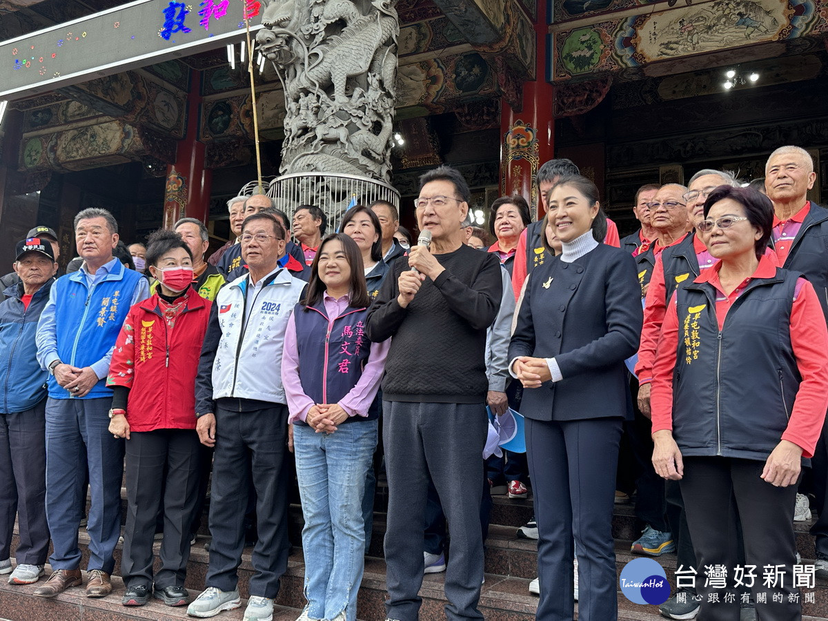 趙少康在敦和宮太清宮都向民眾籲支持侯康支持馬文君游顥。（記者扶小萍攝）