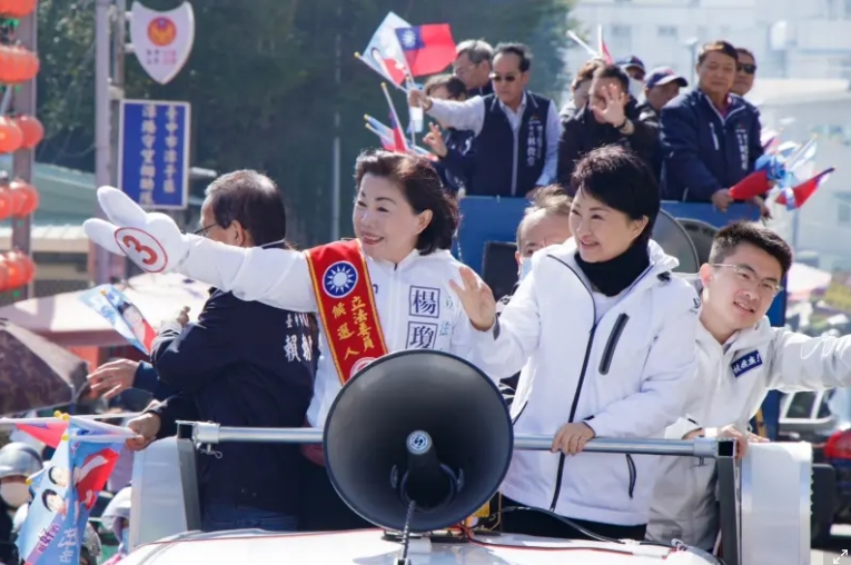 盧秀燕(右)7日陪同黨籍立委選人楊瓊瓔車掃。楊瓊瓔競總提供