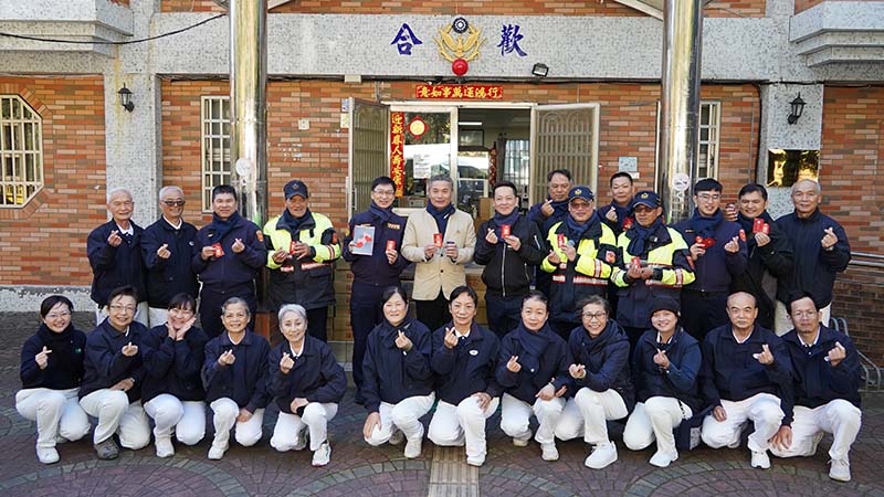 1月5日花蓮縣警察局主任秘書王文生(左圖左二)、交通警察隊長張博皓(左圖左四)、新城分局長吳思翰(左圖左三)以及花蓮慈濟志工，帶著物資到合歡山，圖為合歡派出所。