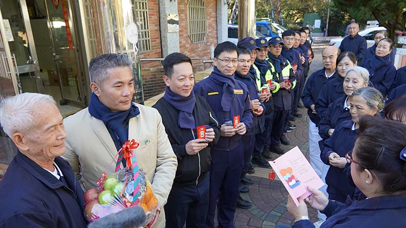1月5日花蓮縣警察局主任秘書王文生(左圖左二)、交通警察隊長張博皓(左圖左四)、新城分局長吳思翰(左圖左三)以及花蓮慈濟志工，帶著物資到合歡山，圖為合歡派出所。