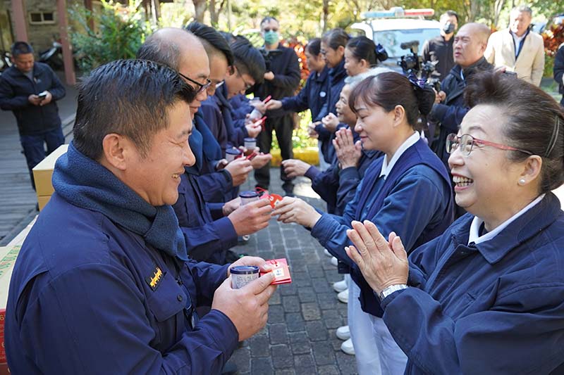 慈濟志工與花蓮縣警察局1月5日上合歡山感恩執行雪季勤務的員警，左圖為天祥派出所，右圖為合歡派出所。(圖為慈濟基金會提供)