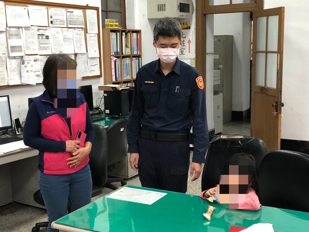 ▲圖說:接獲員警通報的女童阿嬤立即趕到西區派出所 (圖/台中市政府提供)
