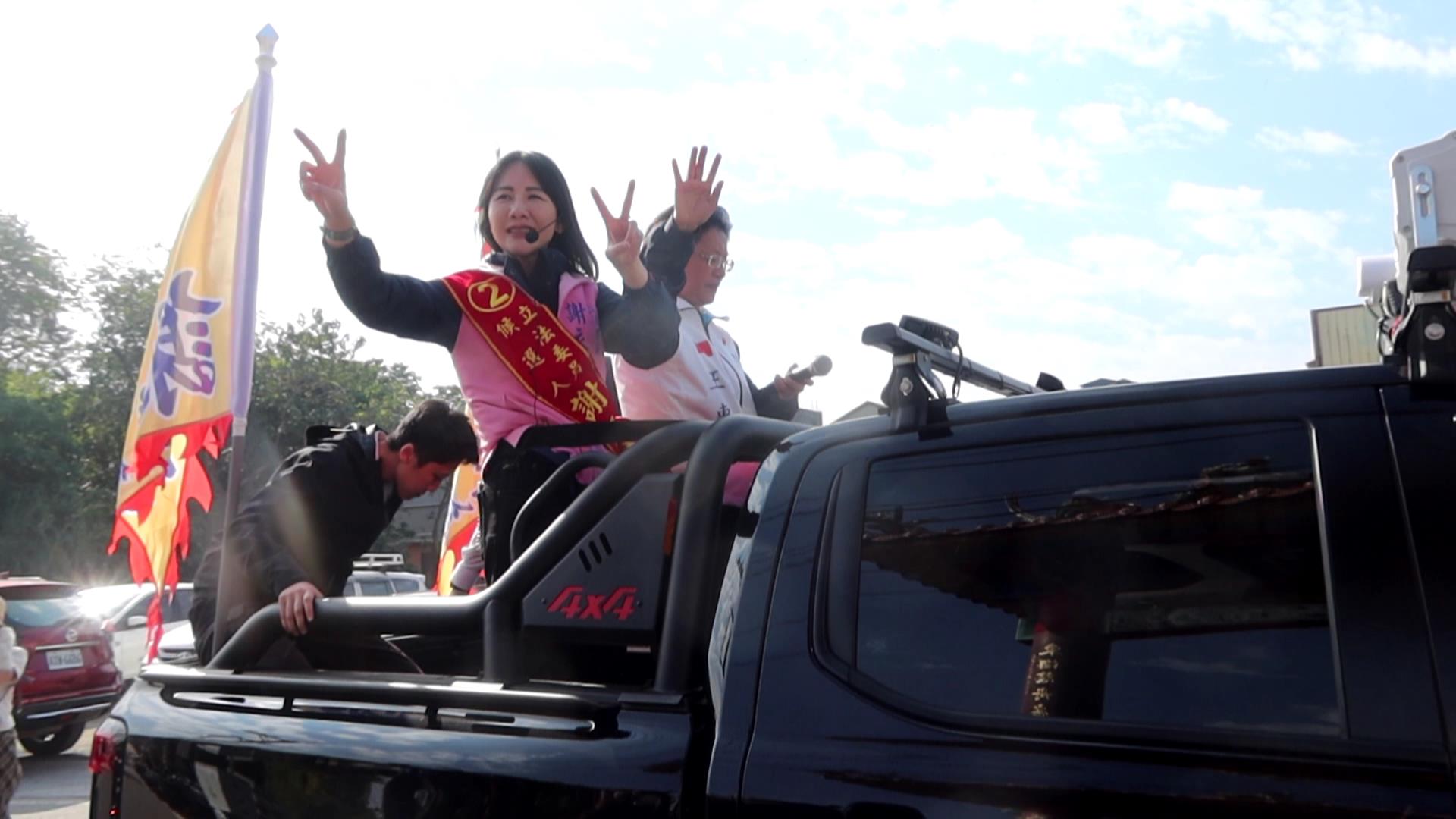 ▲彰化第三選區立委候選人謝衣鳳在縣長王惠美的陪同下展開車隊掃街拜票，王惠美致贈強棒給謝衣鳳，希望她再度強棒出擊。（記者張溎壕攝）