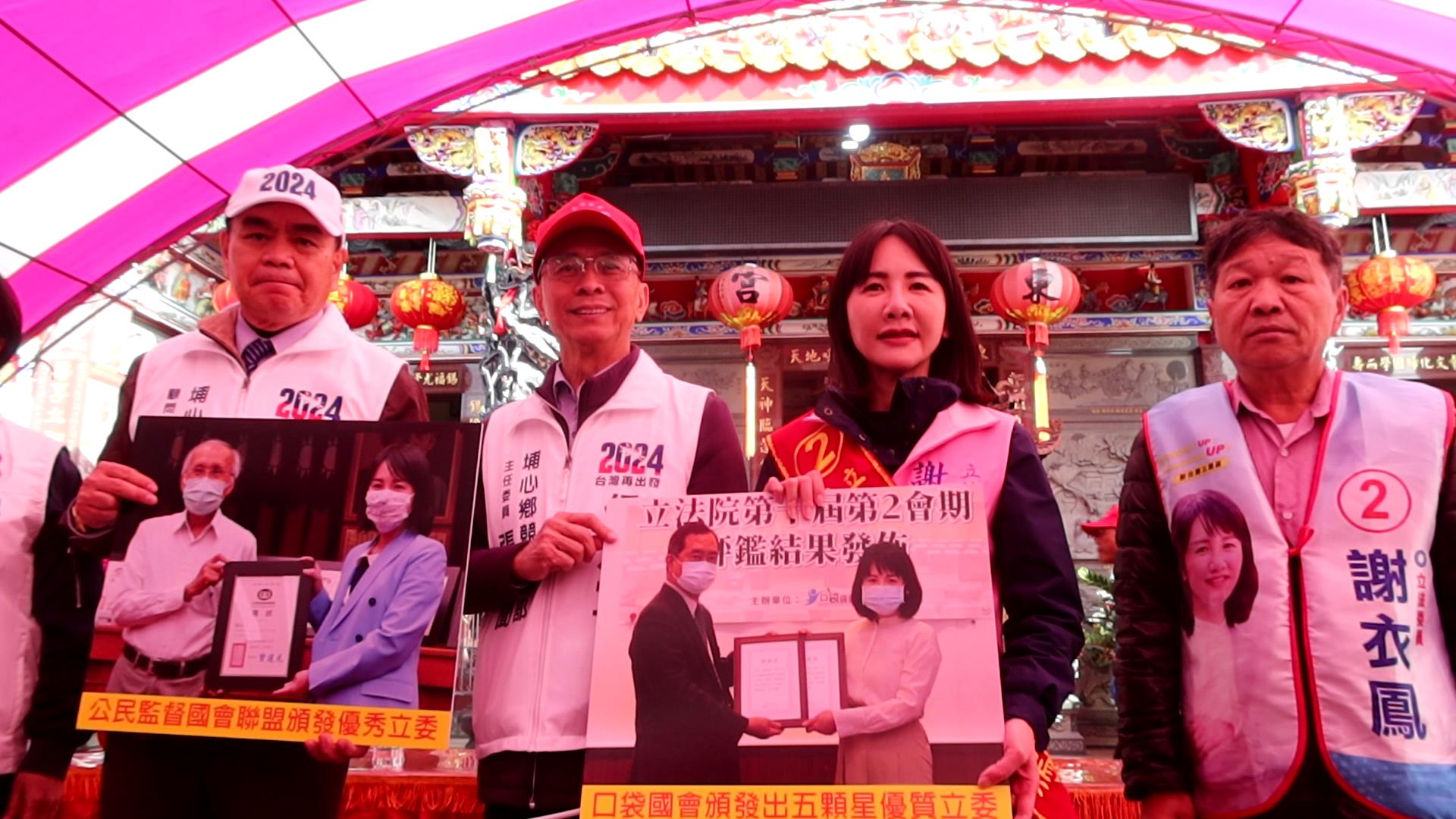 ▲彰化第三選區立委候選人謝衣鳳在縣長王惠美的陪同下展開車隊掃街拜票，王惠美致贈強棒給謝衣鳳，希望她再度強棒出擊。（記者張溎壕攝）