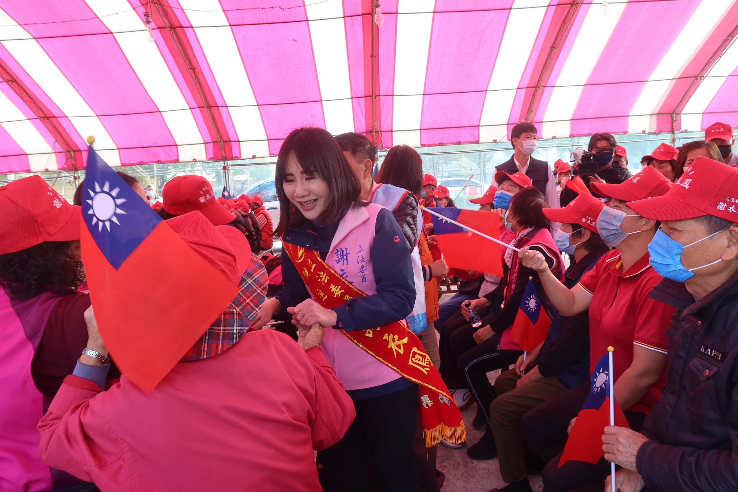 ▲彰化第三選區立委候選人謝衣鳳在縣長王惠美的陪同下展開車隊掃街拜票，王惠美致贈強棒給謝衣鳳，希望她再度強棒出擊。（記者張溎壕攝）