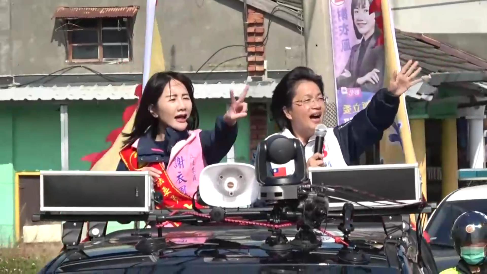 ▲彰化第三選區立委候選人謝衣鳳在縣長王惠美的陪同下展開車隊掃街拜票，王惠美致贈強棒給謝衣鳳，希望她再度強棒出擊。（記者張溎壕攝）