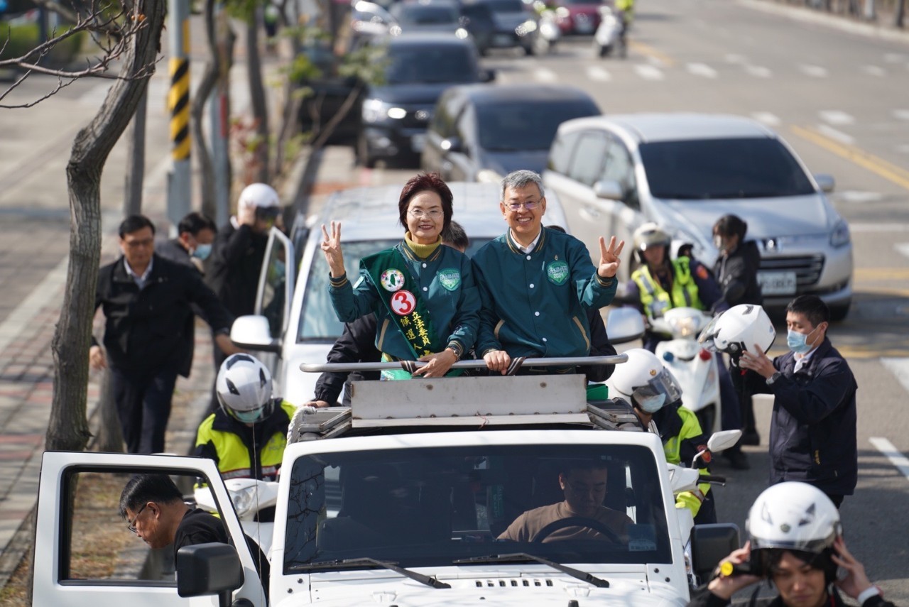 ▲選前最後一周衝刺，行政院長陳建仁到彰化陪同彰化第四選區民進黨立委陳素月在田中地區車掃拜票。（陳素月競總提供）
