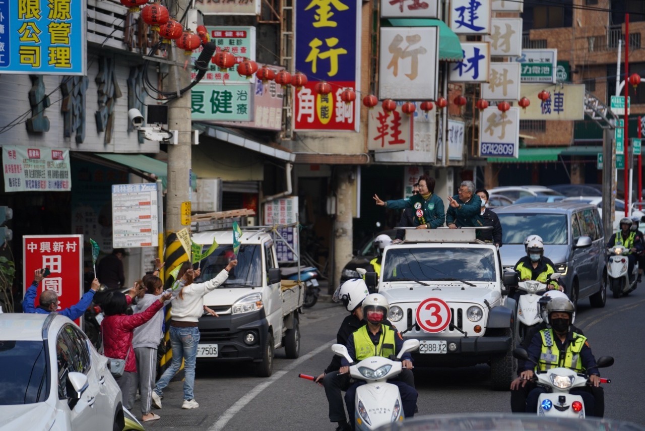 ▲選前最後一周衝刺，行政院長陳建仁到彰化陪同彰化第四選區民進黨立委陳素月在田中地區車掃拜票。（陳素月競總提供）