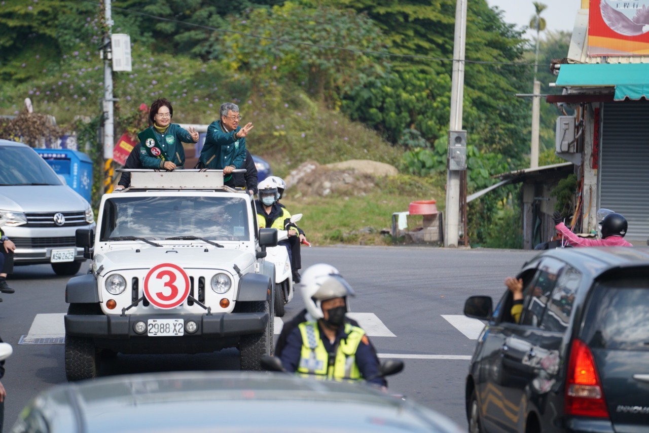▲選前最後一周衝刺，行政院長陳建仁到彰化陪同彰化第四選區民進黨立委陳素月在田中地區車掃拜票。（陳素月競總提供）
