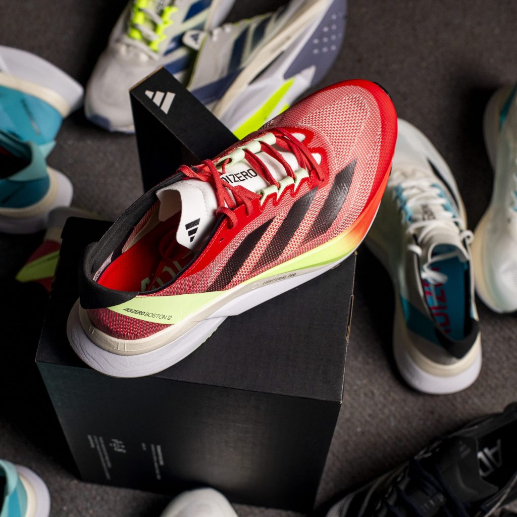 adidas ADIZERO家族「赤富士紅」新色大膽使用紅色為主色調,佐以金黃色點綴