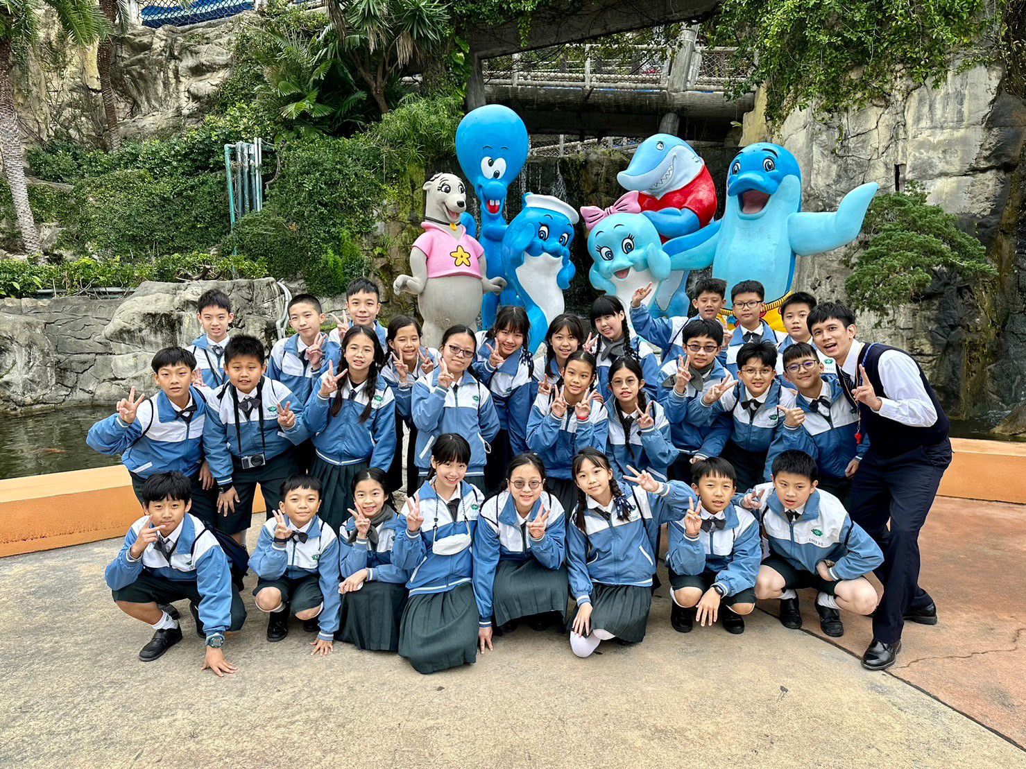 跟同學一起在海洋公園嘗試各樣刺激又好玩的遊樂設施,美好回憶深深的烙印在每個人心