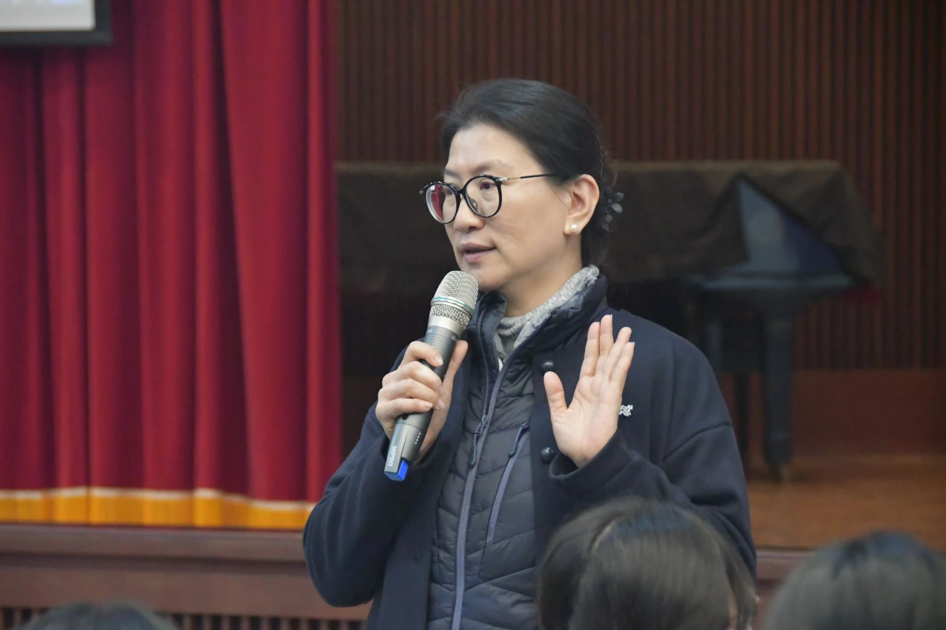 人文室主任謝麗華以日本羽田機場事故為例，強調護理師的每個護理措施，都會影響病人的健康。