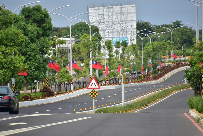 台中旗海飄揚迎國慶 道路國旗懸掛數倍增