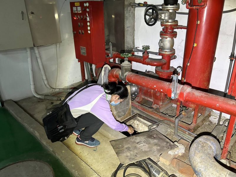 黃偉哲與防疫同仁站在防疫最前線並肩作戰,全力守護市民健康!