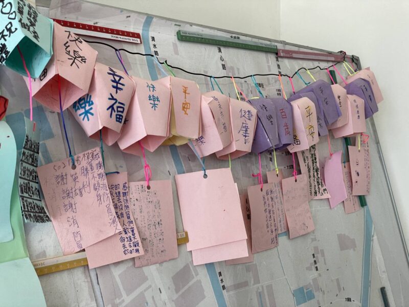 中秋團圓日 國小孩童手繪感謝卡片「謝謝守護」 致謝消防英雄