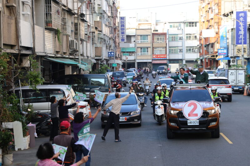助陣李昆澤 車掃展現超高人氣  王義川： 一定要讓認真的李昆澤連任！