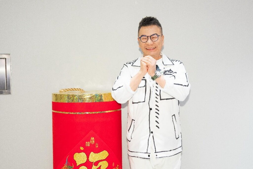沈玉琳跟大家拜個早年,祝福大家好運龍吼哩,好運龍總來!(圖片提供:東森廣場台北車站)
