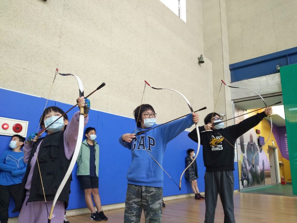 林口運動中心「一箭穿心」兒童傳統射箭冬令營帶孩子培養專注力。(圖/新北市政府提供)